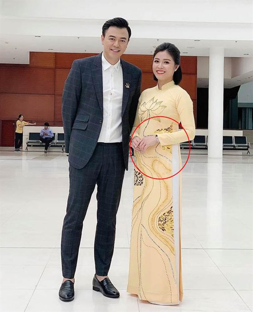 Lộ ảnh bụng to bất thường, MC Hoàng Linh bị nghi đã có tin vui sau khi tái hôn với đồng nghiệp VTV-1