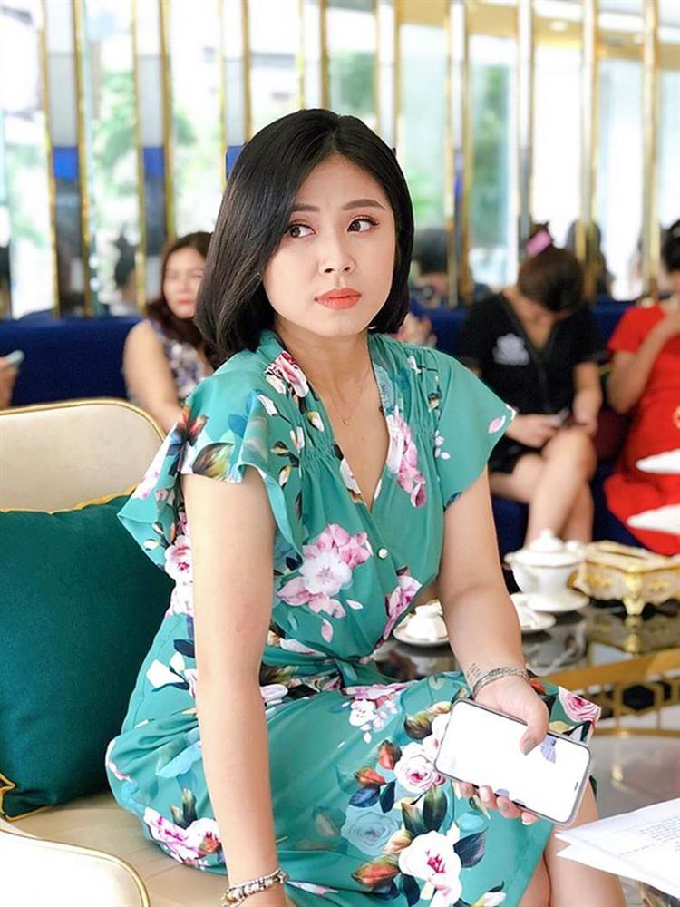 Lộ ảnh bụng to bất thường, MC Hoàng Linh bị nghi đã có tin vui sau khi tái hôn với đồng nghiệp VTV-3