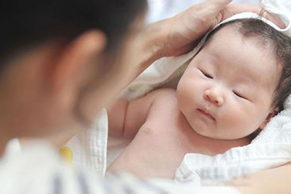 Bé 29 ngày tuổi bị sốc nhiễm khuẩn do mẹ sắc thuốc nam uống để chữa sốt cho con-3