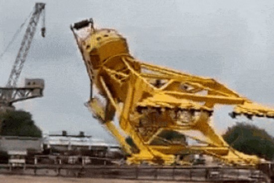 Kinh hoàng cảnh siêu cần cẩu nặng 70 tấn bất ngờ đổ sập khiến 11 người tử vong