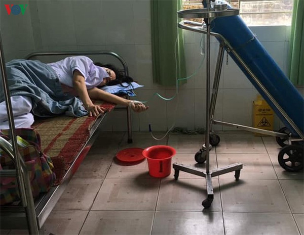 Một nhân viên y tế ở Đà Nẵng làm việc quá sức phải thở oxy-1
