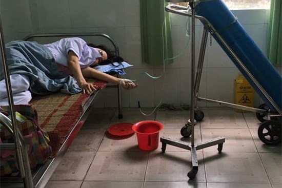 Một nhân viên y tế ở Đà Nẵng làm việc quá sức phải thở oxy