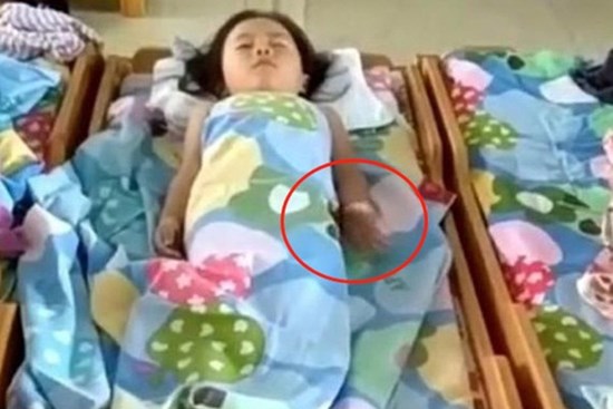 Cô giáo gửi đoạn clip con gái ngủ trưa, mẹ bật khóc khi nhìn hành động lạ ở tay con