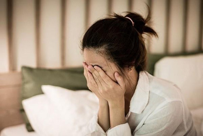 Sau 15 năm chung sống, người phụ nữ bỗng ôm chồng òa khóc và nói câu lạ lùng em không giỏi làm vợ, anh giúp em đi-2