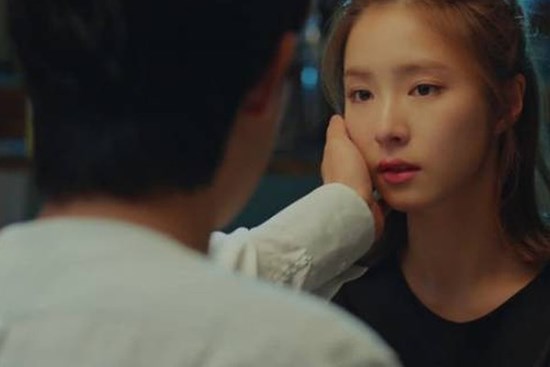 Sau 15 năm chung sống, người phụ nữ bỗng ôm chồng òa khóc và nói câu lạ lùng 