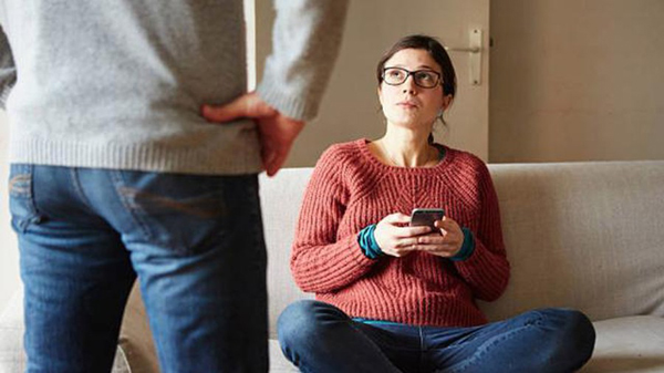 Tôi gọi điện nhờ bố mẹ vợ dạy lại con gái vì dám bỏ nhà theo trai nhưng lúc đọc mảnh giấy vợ để trên bàn thì không cầm được nước mắt-1