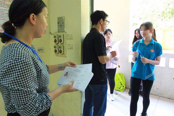 Bộ trưởng Bộ GD&ĐT đề nghị thi tốt nghiệp THPT đúng kế hoạch-2