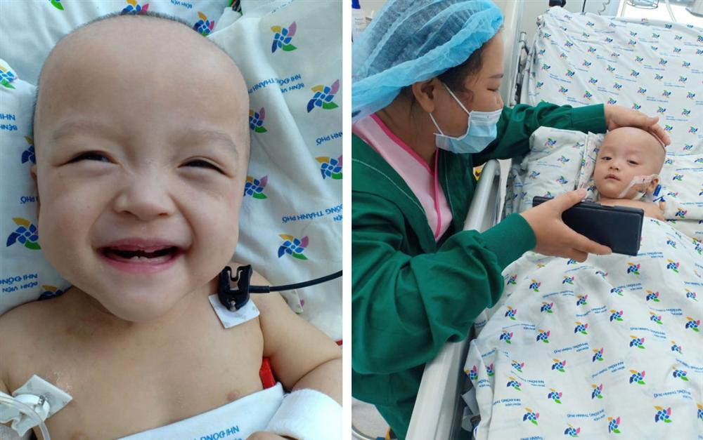 Ảnh: Hai chị em Trúc Nhi - Diệu Nhi tươi cười xem điện thoại, cầm bình sữa uống hết sau 18 ngày phẫu thuật-2