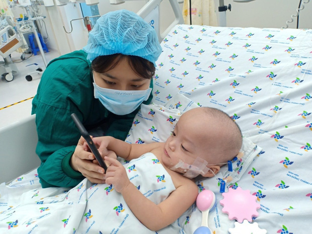 Ảnh: Hai chị em Trúc Nhi - Diệu Nhi tươi cười xem điện thoại, cầm bình sữa uống hết sau 18 ngày phẫu thuật-4