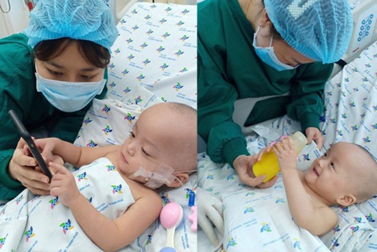Ảnh: Hai chị em Trúc Nhi - Diệu Nhi tươi cười xem điện thoại, cầm bình sữa uống hết sau 18 ngày phẫu thuật
