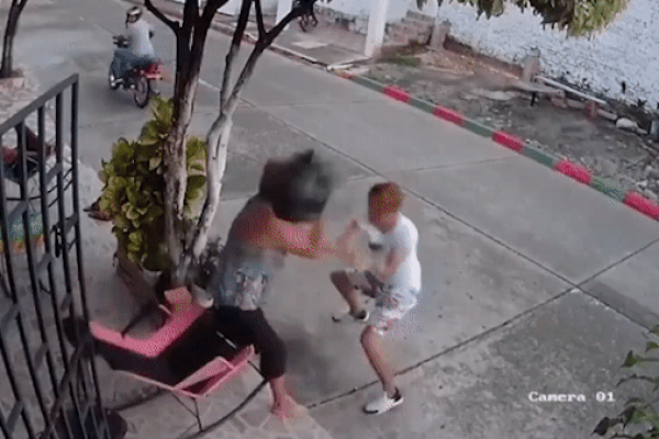 Thanh niên dừng xe lao tới cô gái ven đường và cú trượt chân bất ngờ-1
