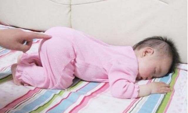 Nhiều trẻ thích ngủ trong tư thế chổng mông lên trời, tưởng không thoải mái nhưng lại rất tốt cho bé-1