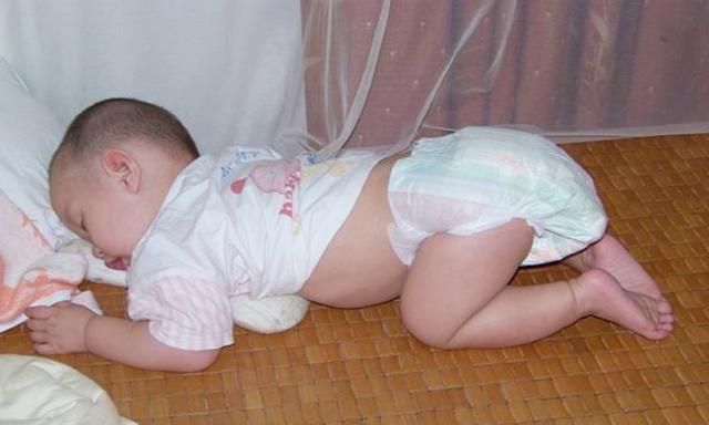Nhiều trẻ thích ngủ trong tư thế chổng mông lên trời, tưởng không thoải mái nhưng lại rất tốt cho bé-3