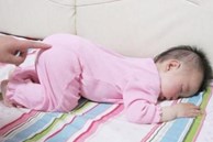 Nhiều trẻ thích ngủ trong tư thế chổng mông lên trời, tưởng không thoải mái nhưng lại rất tốt cho bé