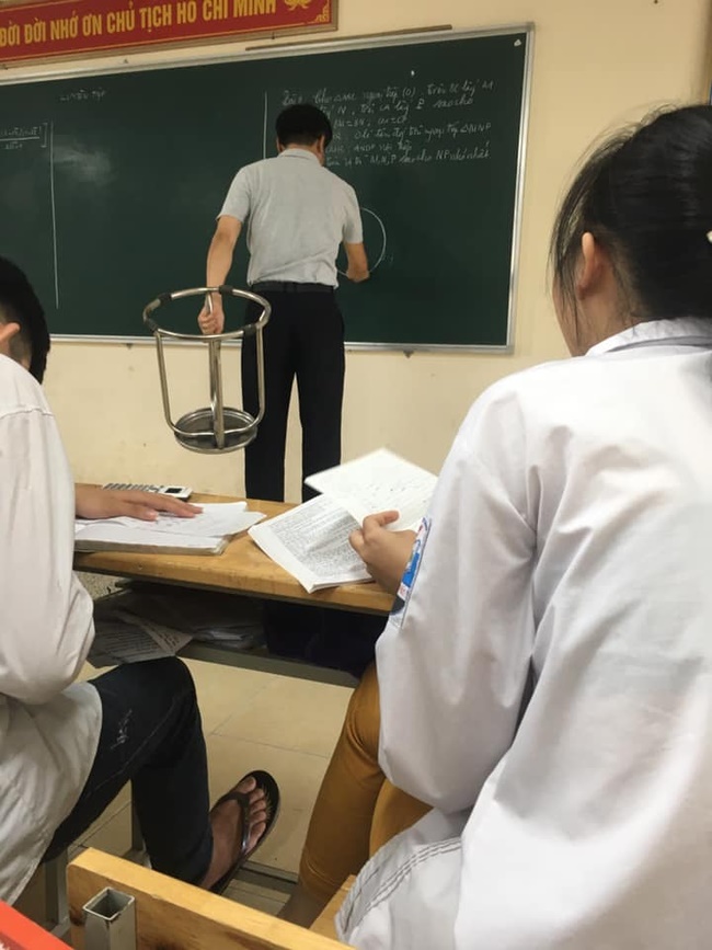 Đang trong giờ học mà thầy lăm lăm cầm 1 vật thể lạ, học trò vừa ôm bụng cười vừa phải lén chụp 1 tấm hình tố thầy quá cute-2
