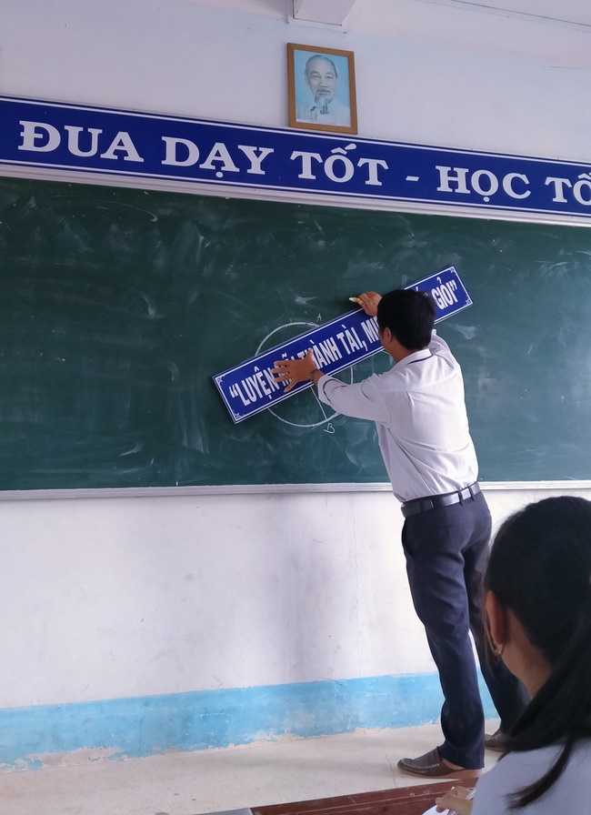 Đang trong giờ học mà thầy lăm lăm cầm 1 vật thể lạ, học trò vừa ôm bụng cười vừa phải lén chụp 1 tấm hình tố thầy quá cute-3