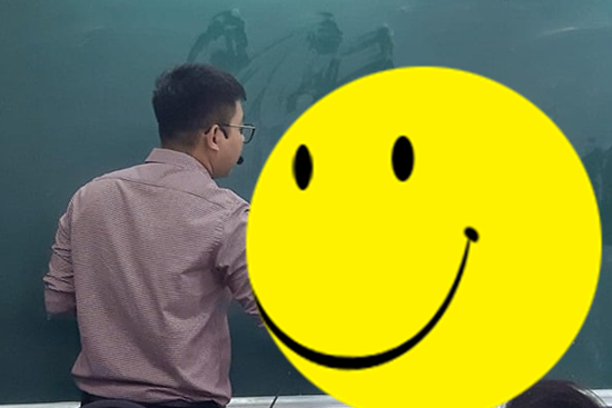 Đang trong giờ học mà thầy lăm lăm cầm 1 vật thể lạ, học trò vừa ôm bụng cười vừa phải lén chụp 1 tấm hình 