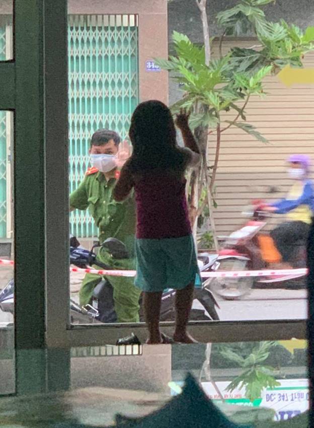 Hình ảnh chiến sĩ công an vùng tâm dịch Đà Nẵng đi qua nhà, vẫy chào con gái qua khung cửa kính gây xúc động-2