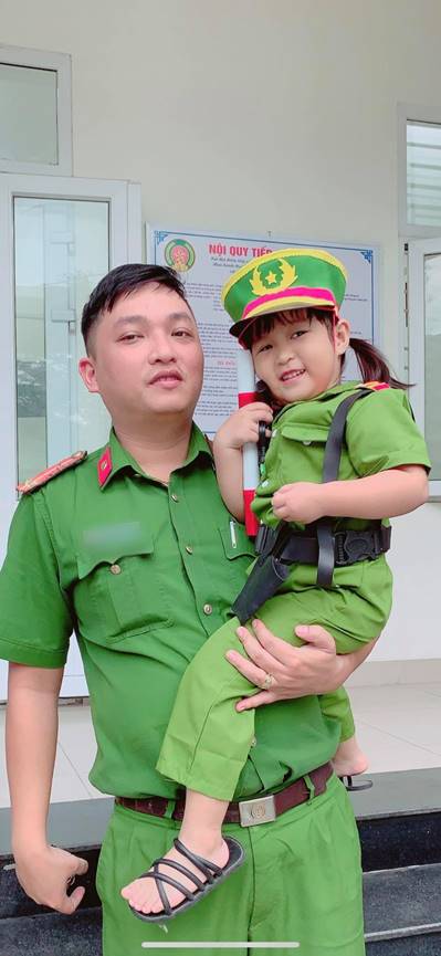Hình ảnh chiến sĩ công an vùng tâm dịch Đà Nẵng đi qua nhà, vẫy chào con gái qua khung cửa kính gây xúc động-3