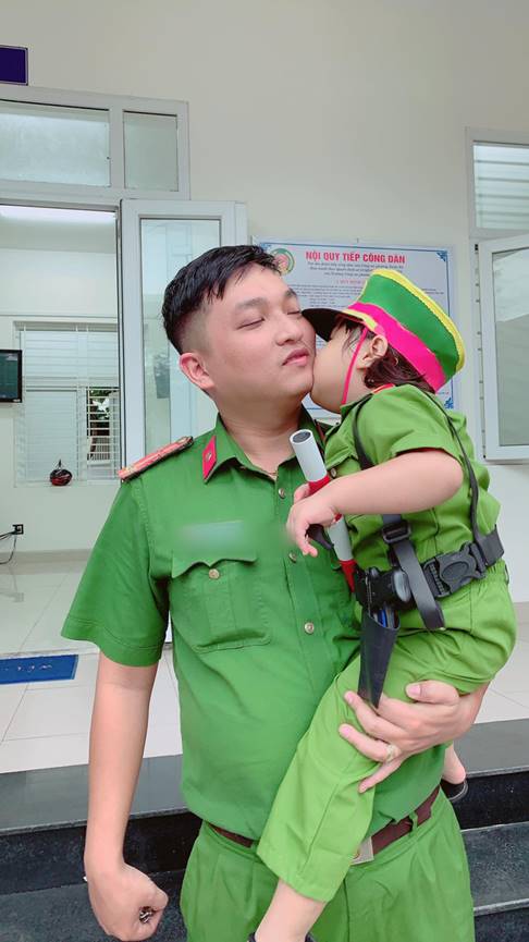Hình ảnh chiến sĩ công an vùng tâm dịch Đà Nẵng đi qua nhà, vẫy chào con gái qua khung cửa kính gây xúc động-4