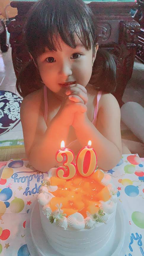 Hình ảnh chiến sĩ công an vùng tâm dịch Đà Nẵng đi qua nhà, vẫy chào con gái qua khung cửa kính gây xúc động-5
