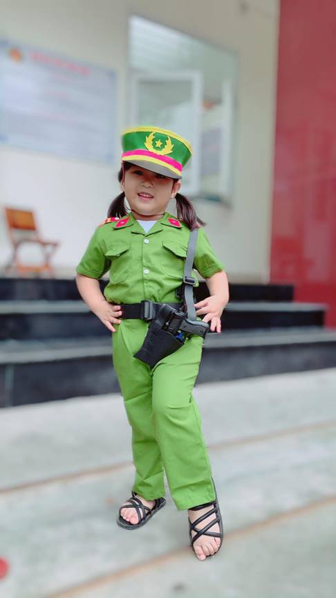 Hình ảnh chiến sĩ công an vùng tâm dịch Đà Nẵng đi qua nhà, vẫy chào con gái qua khung cửa kính gây xúc động-6