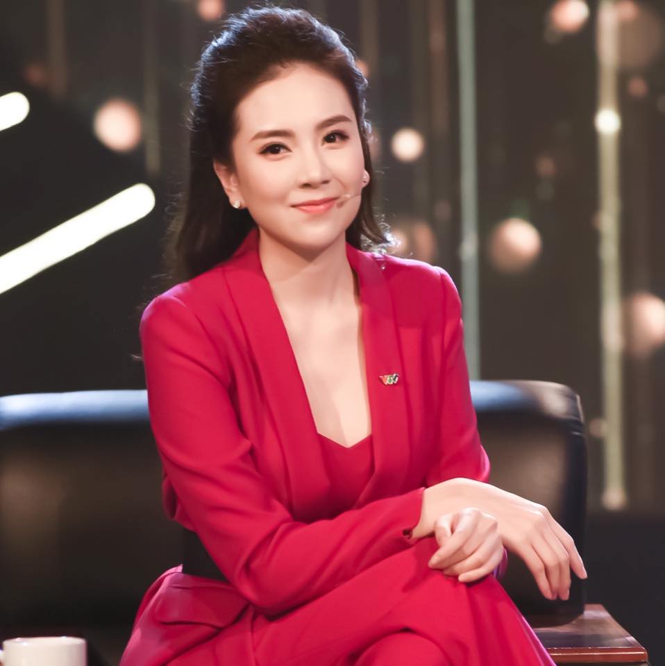 Nhìn MC Mai Ngọc là các chị em học được cả rổ chiêu làm tóc sang xịn đến sở làm-4