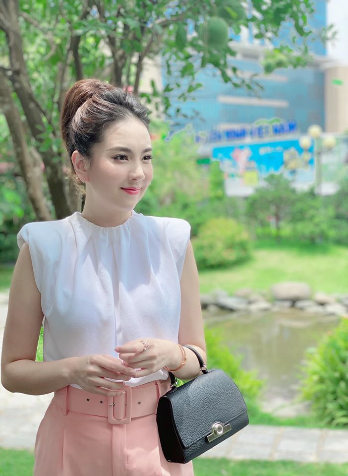 Nhìn MC Mai Ngọc là các chị em học được cả rổ chiêu làm tóc sang xịn đến sở làm-7