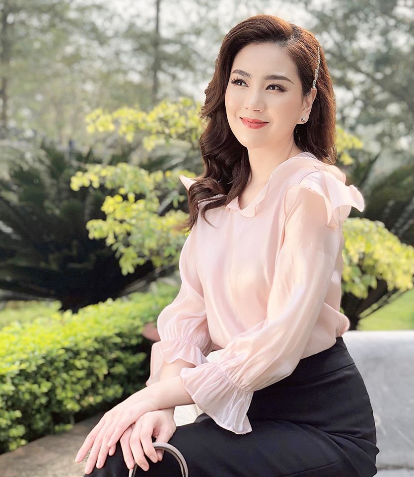 Nhìn MC Mai Ngọc là các chị em học được cả rổ chiêu làm tóc sang xịn đến sở làm-8