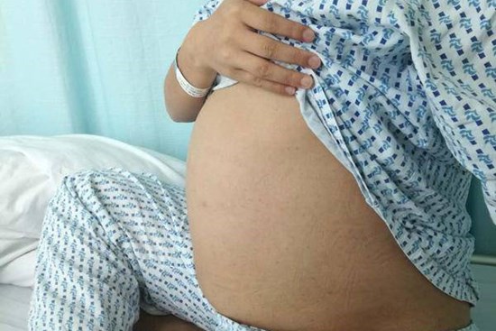 Vừa cởi đồ để bác sĩ sản kiểm tra, nữ sinh hốt hoảng với cảnh tượng trước mặt