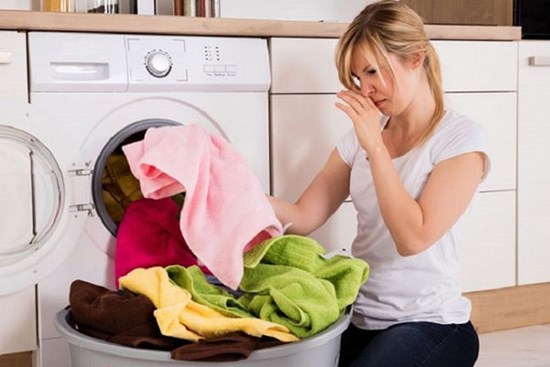 Mẹo khử mùi hôi trên quần áo khi trời mưa ẩm, không có nắng