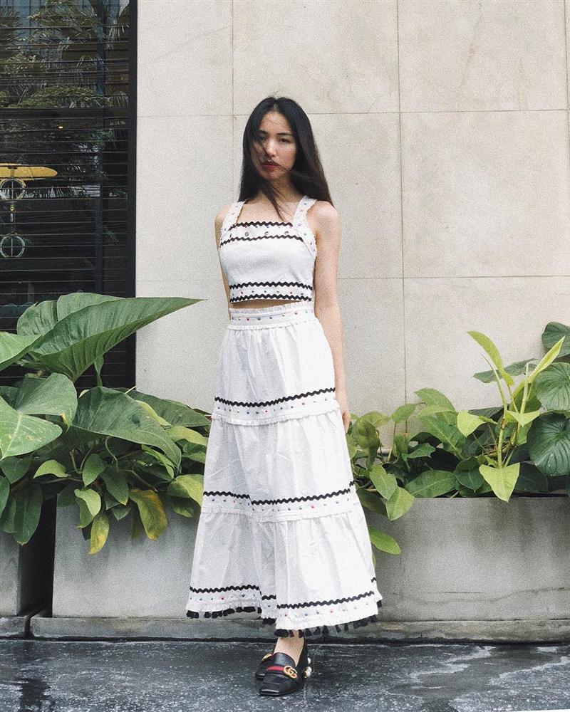 Nhờ Hòa Minzy mà chị em sẽ biết bộ đôi váy + giày là khắc tinh của team chân ngắn, diện lên trông lùn tịt-2