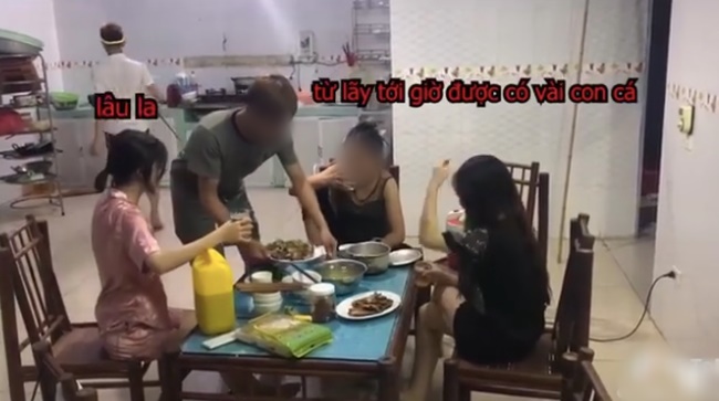 Đoạn clip cực sốc: Mẹ đẻ cùng hai con dâu ngồi nhậu bắt con trai nấu nướng, gắt đến mức ra lệnh Rán cá xong chưa cho mẹ con tao nhắm”-2