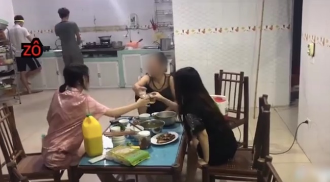 Đoạn clip cực sốc: Mẹ đẻ cùng hai con dâu ngồi nhậu bắt con trai nấu nướng, gắt đến mức ra lệnh Rán cá xong chưa cho mẹ con tao nhắm”-3