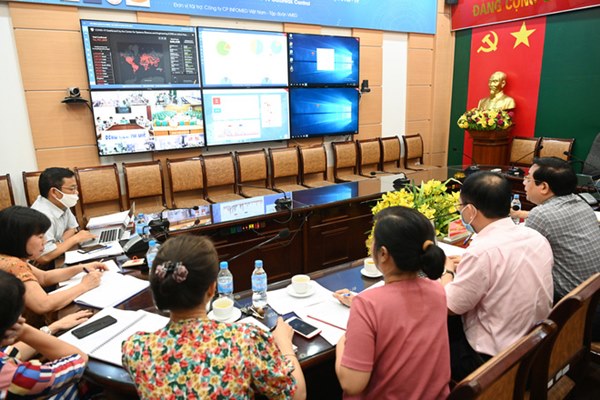 Covid-19 và 200 phút hội chẩn của chuyên gia đầu ngành: Không bỏ lọt từng chân tơ kẽ tóc!-1