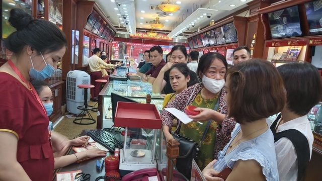 Có tiền tỷ không ôm vàng: Người than mất nửa tỷ, kẻ xót xa mất lãi mỗi ngày-2