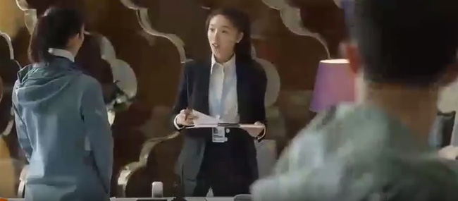 Phim hot 30 chưa phải là hết: Lộ cảnh trà xanh lần đầu gặp Cố Giai, mặt dày hỏi han trong khi gã chồng tồi đứng cạnh-1