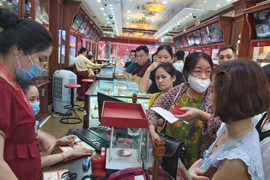 Có tiền tỷ không ôm vàng: Người than mất nửa tỷ, kẻ xót xa mất lãi mỗi ngày