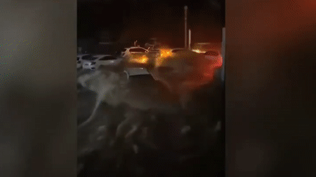 Đại hồng thủy xuất hiện giữa lòng thành phố xoáy thẳng vào những chiếc xe hơi, một người phụ nữ đi xe đạp điện bị nước cuốn trôi-1