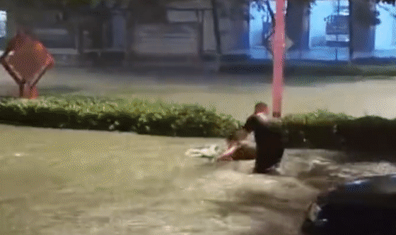 Đại hồng thủy xuất hiện giữa lòng thành phố xoáy thẳng vào những chiếc xe hơi, một người phụ nữ đi xe đạp điện bị nước cuốn trôi-2