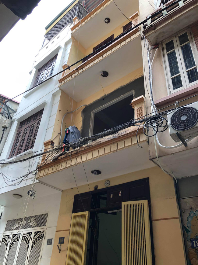 Hà Nội: Xe rùa rơi từ tầng 5 ngôi nhà đang thi công trúng người đi đường, một người đàn ông nhập viện cấp cứu-3