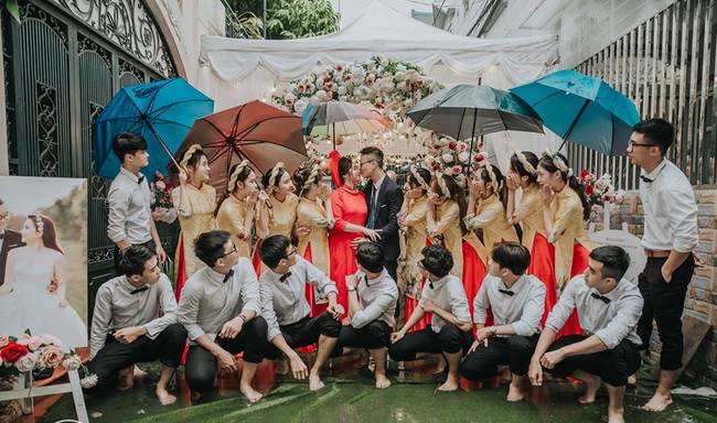 Cưới đúng mùa dịch, mưa bão lụt lội nhưng cô dâu - chú rể vẫn xoay chuyển tình thế ngoạn mục nhờ cú twist của trùm cuối-1