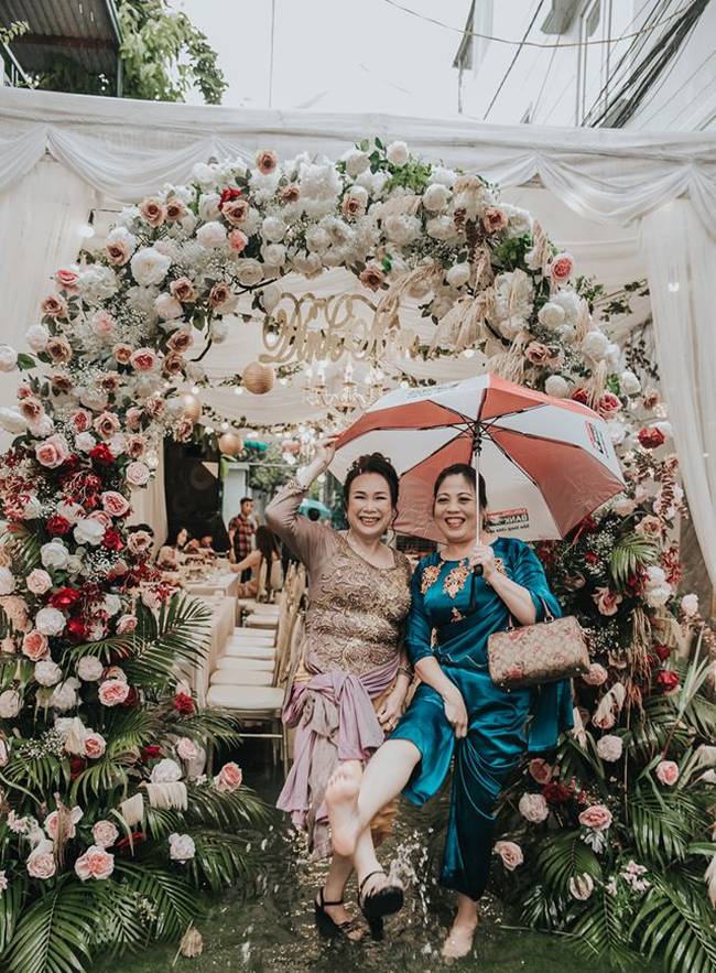 Cưới đúng mùa dịch, mưa bão lụt lội nhưng cô dâu - chú rể vẫn xoay chuyển tình thế ngoạn mục nhờ cú twist của trùm cuối-4