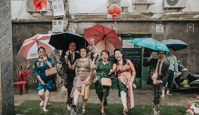 Cưới đúng mùa dịch, mưa bão lụt lội nhưng cô dâu - chú rể vẫn xoay chuyển tình thế ngoạn mục nhờ cú twist của trùm cuối-5
