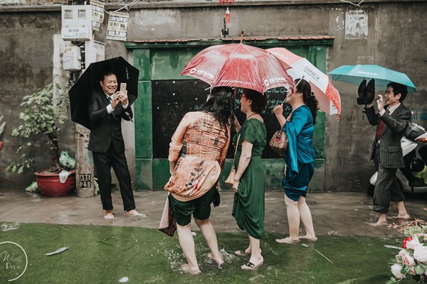 Phạm phải sơ suất khiến tất cả điếng người”, ngay trên sân khấu hôn lễ chú rể ôm MC thầm thì vài câu rồi bỏ chạy-5