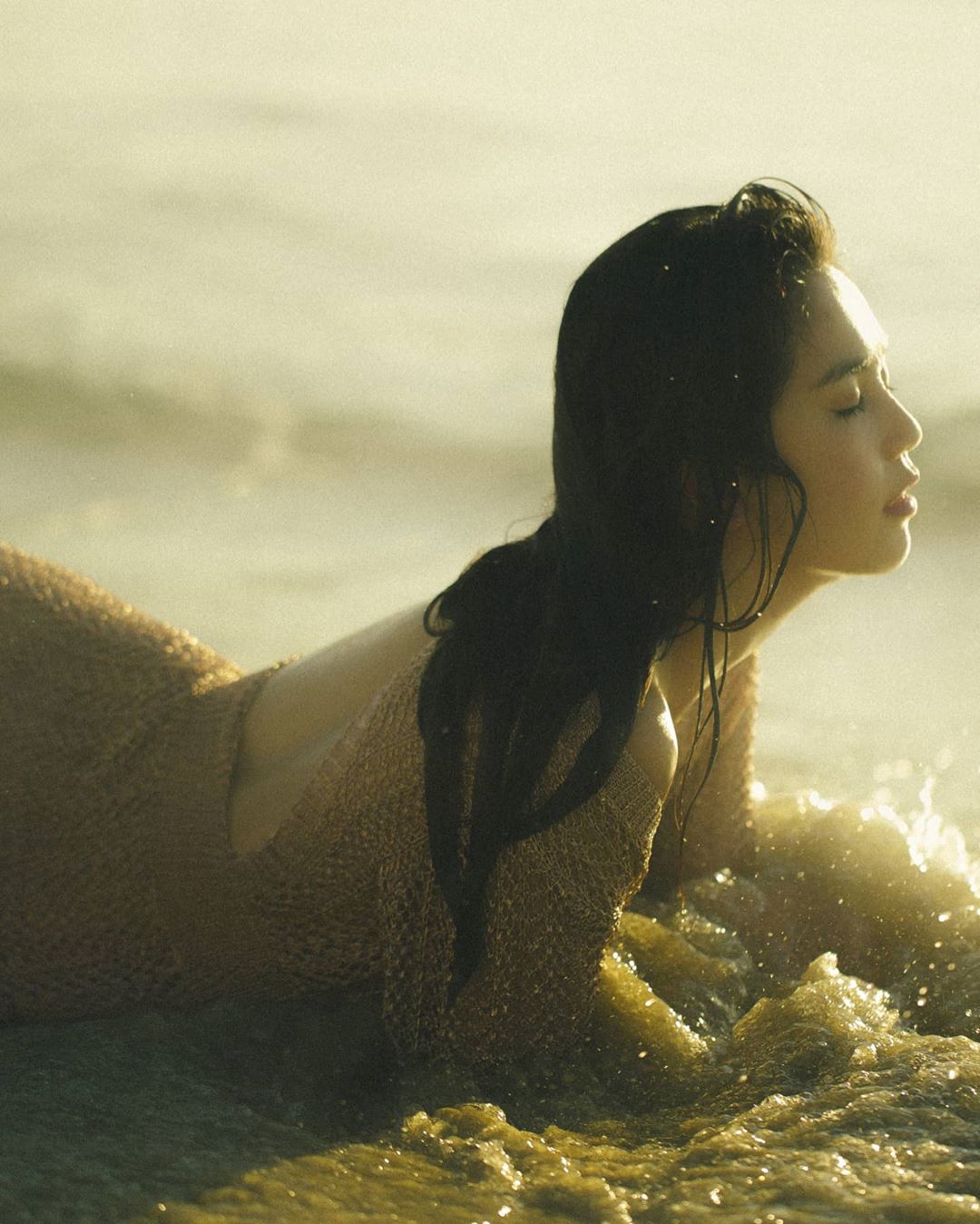 Ngọc Trinh tung loạt ảnh sexy trên biển nhưng lộ cả vòng 1 vì không mặc áo ngực?-4