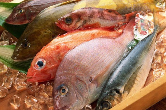 Mẹo phân biệt cá biển tươi và cá biển chứa chất độc hại chị em nhất định phải biết