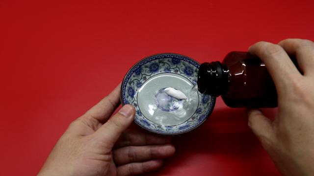 Giày trắng dễ bẩn và quá khó để giặt sạch hẳn? Hãy làm theo cách này giày sẽ trắng sáng chỉ trong vài phút-5