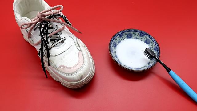 Giày trắng dễ bẩn và quá khó để giặt sạch hẳn? Hãy làm theo cách này giày sẽ trắng sáng chỉ trong vài phút-6