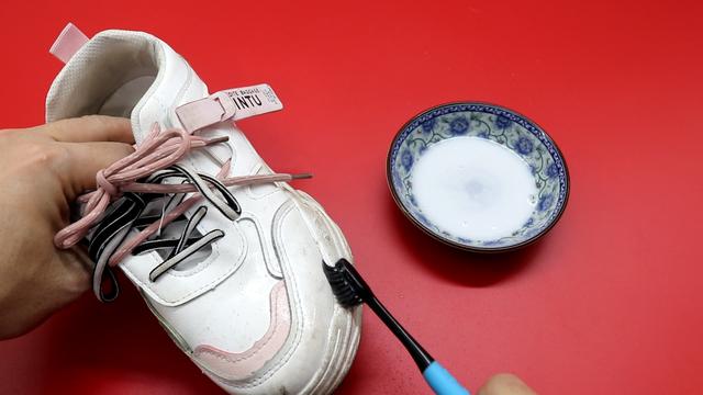 Giày trắng dễ bẩn và quá khó để giặt sạch hẳn? Hãy làm theo cách này giày sẽ trắng sáng chỉ trong vài phút-7